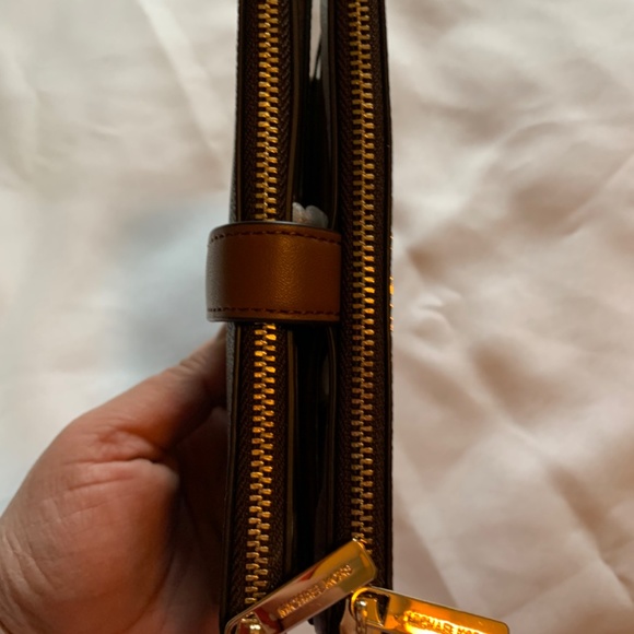 🎉Host Pick🎉 NWT. Michael Kors Brown with Gold Accents Wallet Wristlet! - Picture 4 of 12